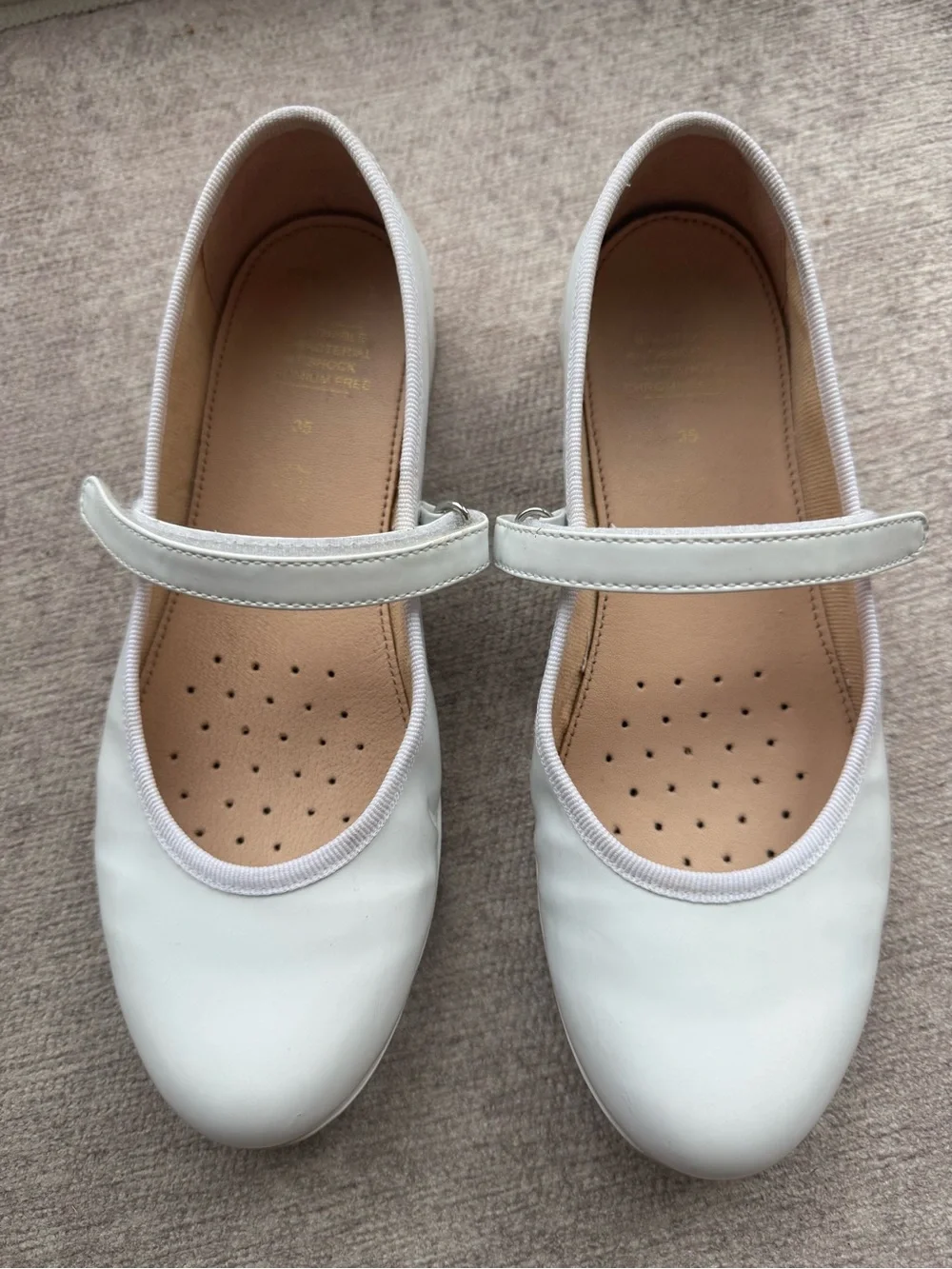 Gently used GEOX Classic White Mary Jane Flats for girls. Size EU 35/US 3.5